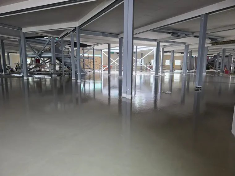 Finished reflective screed floor
