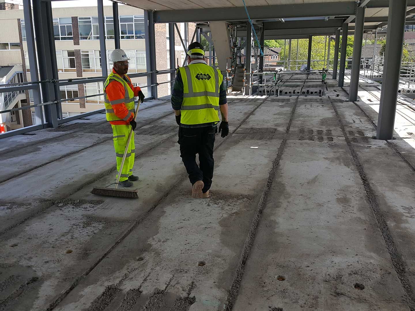 Self-compacting screed installation