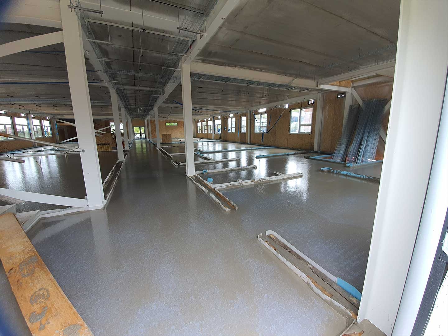 Flowing screed installation